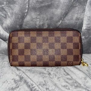 L.V Women’s checkered pattern wallet